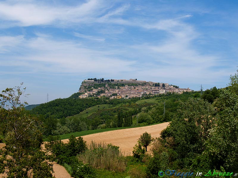01-P5188267+.jpg - 01-P5188267+.jpg - Panorama del borgo, dominato dalla storica fortezza.